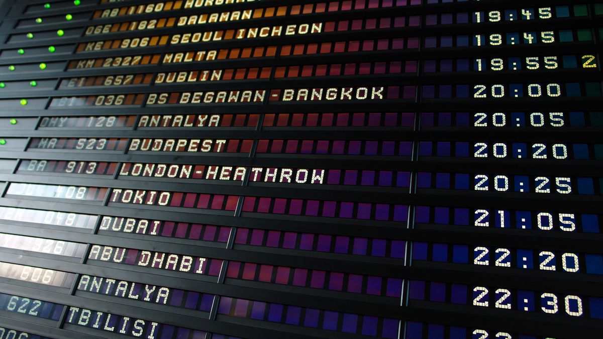 Anzeigetafel mit Abflügen an einem Flughafen