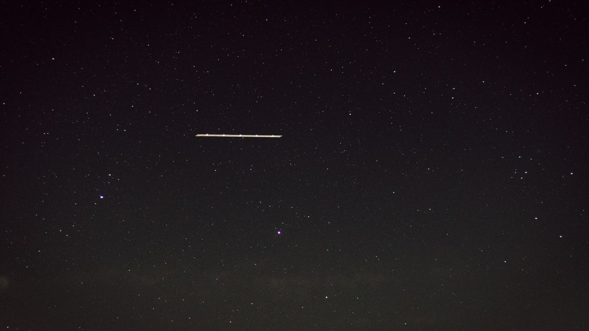 Sternenhimmel mit einer hellen Leuchtspur