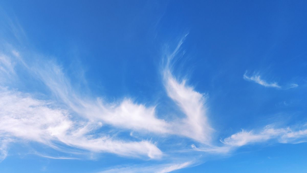 Blauer Himmel mit zarten Schleierwolken