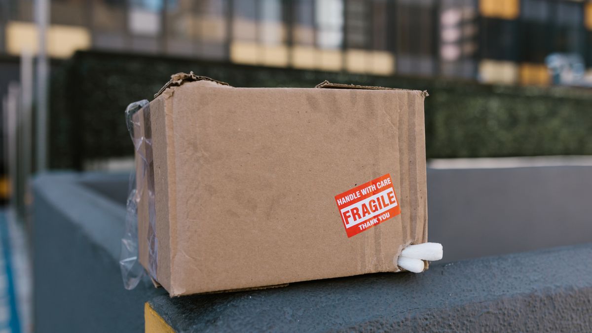 Paketkarton mit Aufkleber