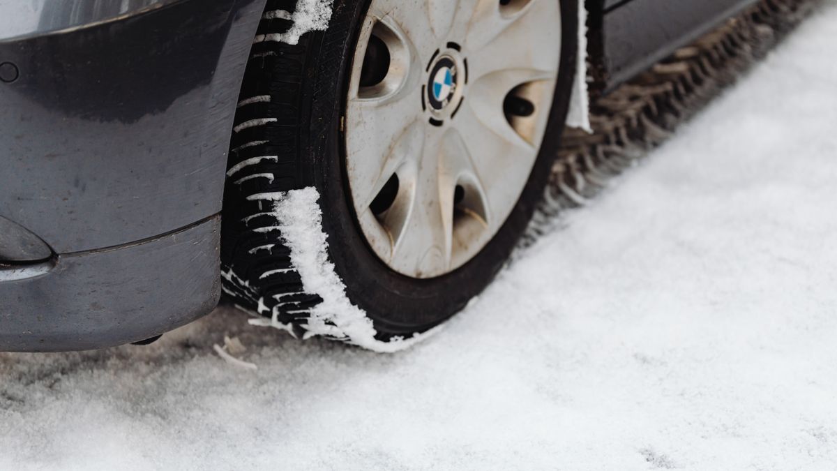 Autoreifen auf einer verschneiten Straße